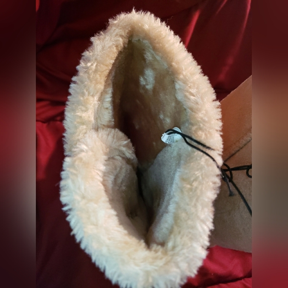 Bebe Girls Size 4 Light Brown Tan Boots Fur Lined  Faux Crystal Buttons NWT - Picture 3 of 9